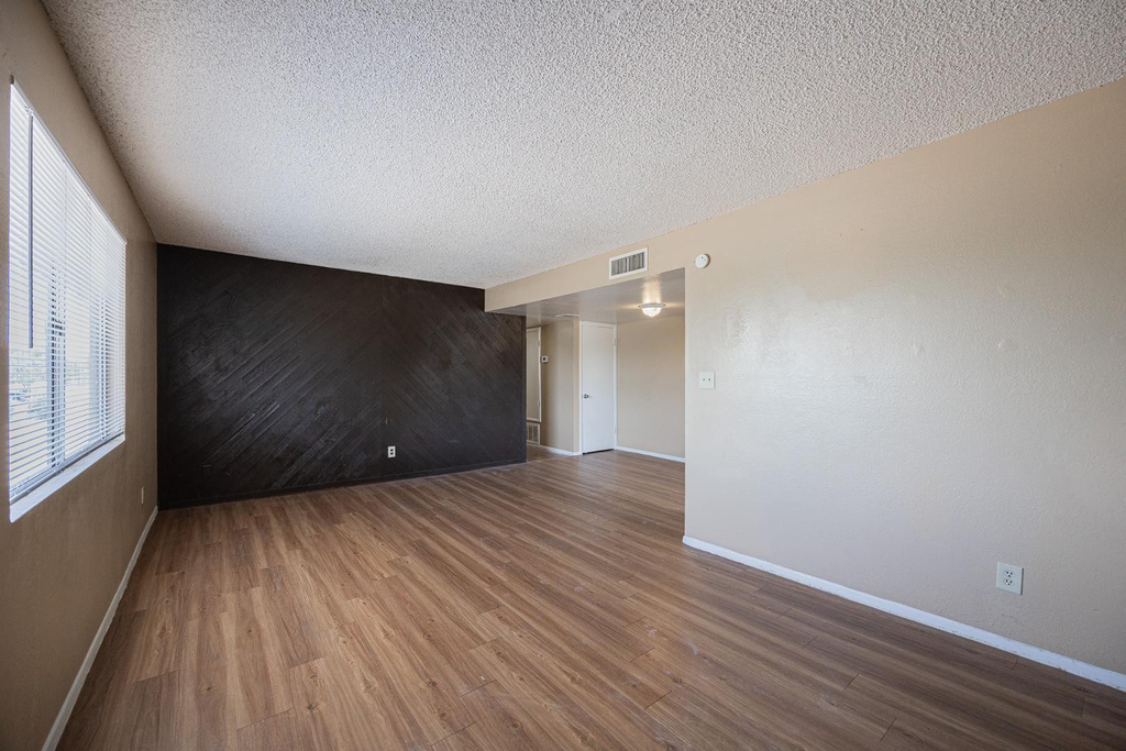 4724 E Portland Street - Photo 2