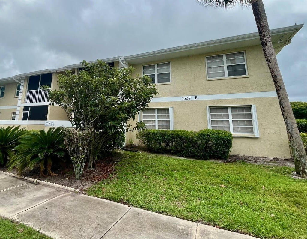 1537 Se Royal Green Circle - Photo 16