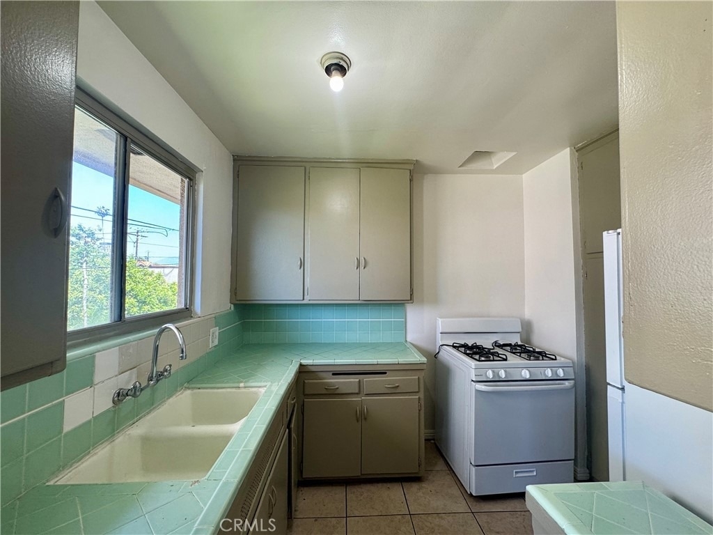 516 E Lomita Avenue - Photo 3