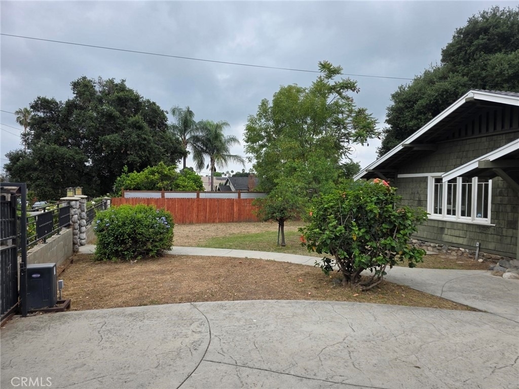 2121 Garfield - Photo 1