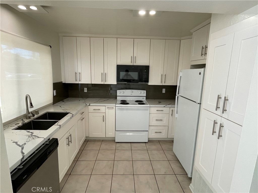 18504 Mayall Street - Photo 5