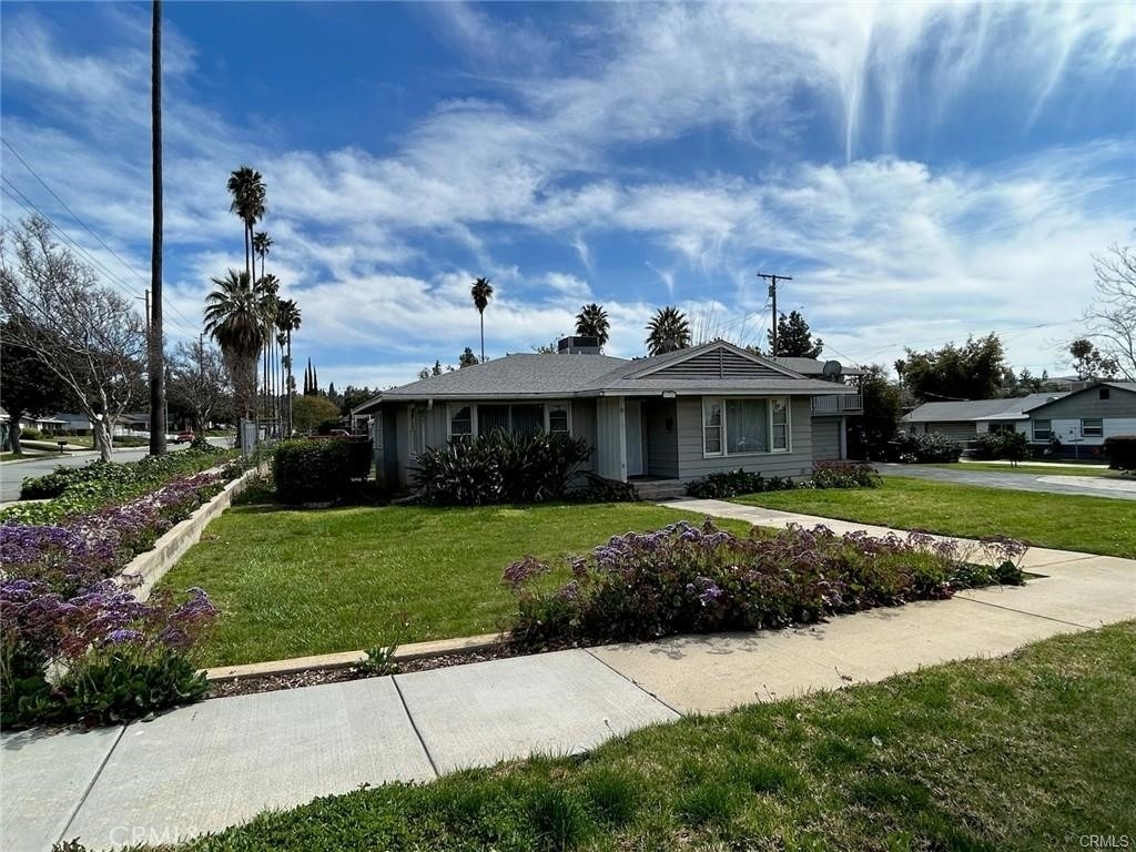 696 E Cypress - Photo 0