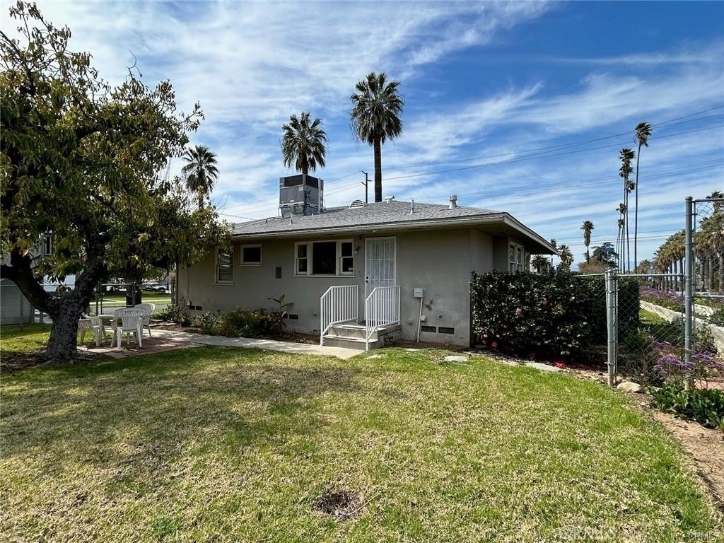 696 E Cypress - Photo 1