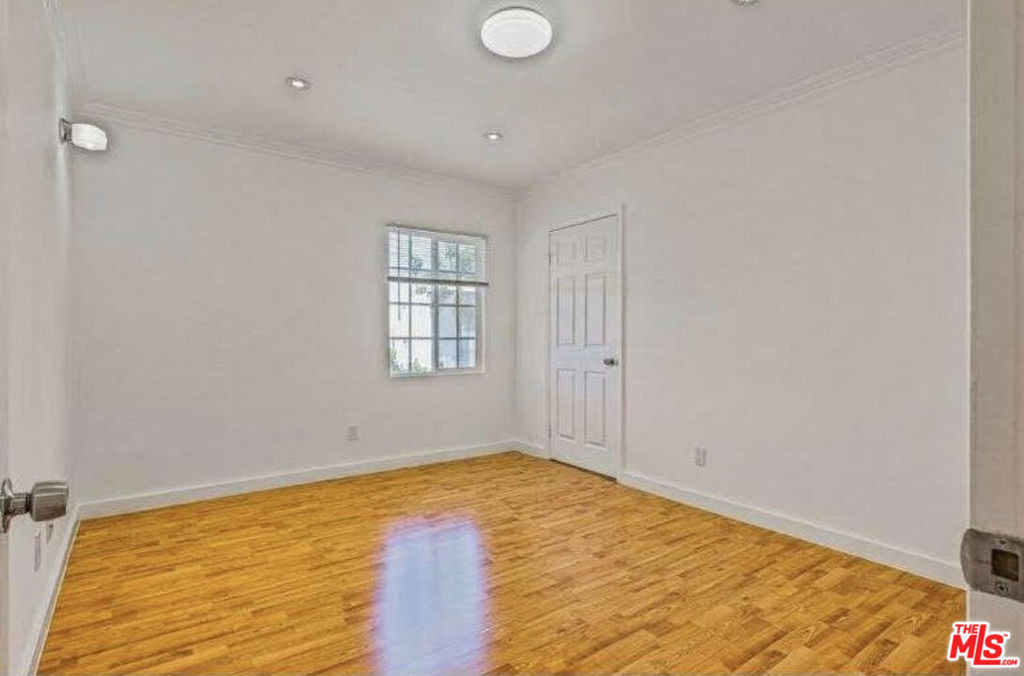 110 S Alexandria Avenue - Photo 4