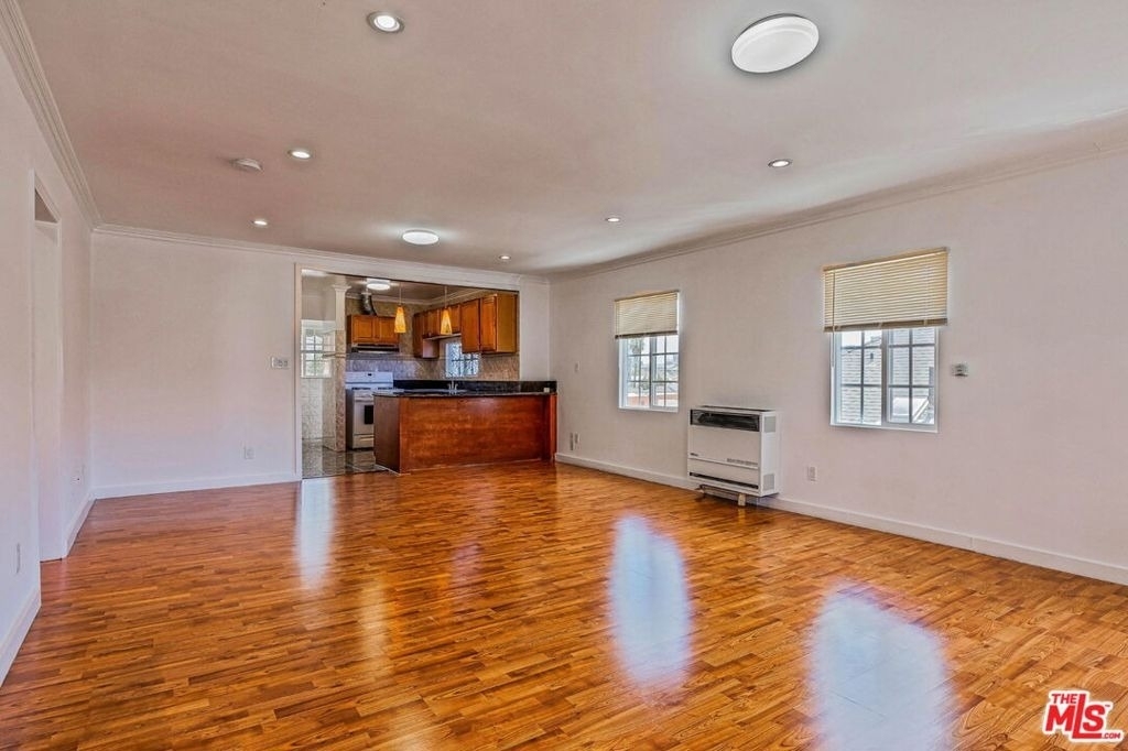 110 S Alexandria Avenue - Photo 3