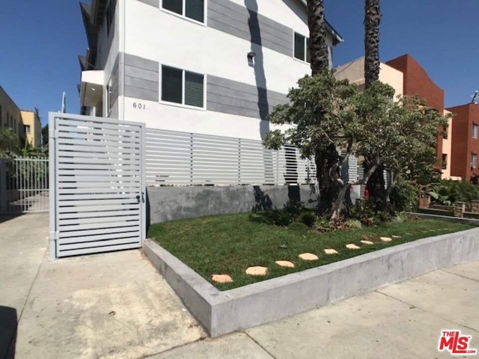 601 N Normandie Avenue - Photo 12