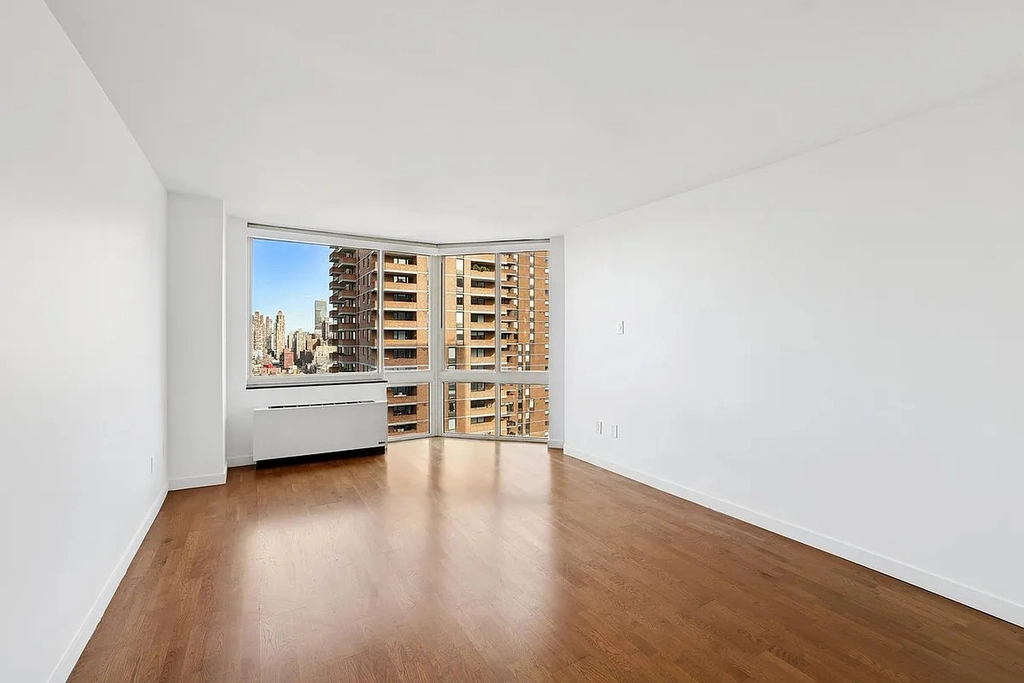 420 West 42nd Street - Photo 4
