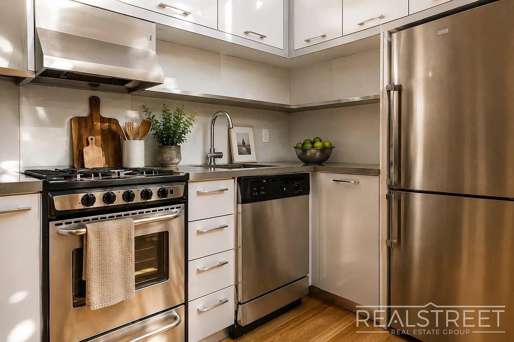 96 Dupont Street - Photo 3