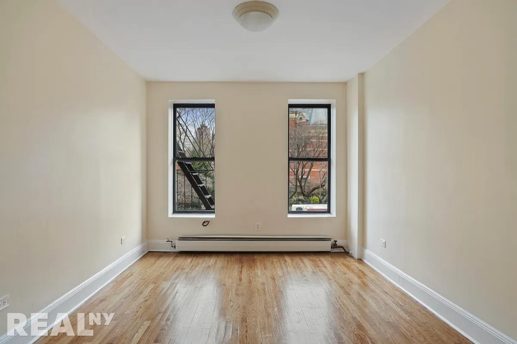 Greenwich Ave - Photo 1