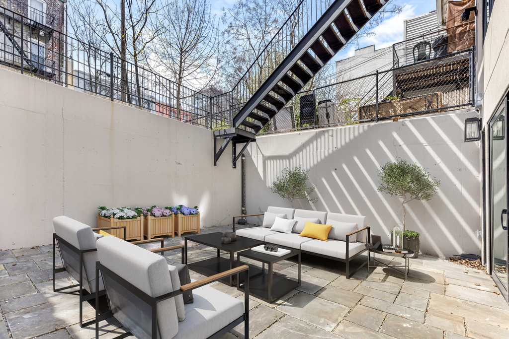 270 19th St - Photo 2