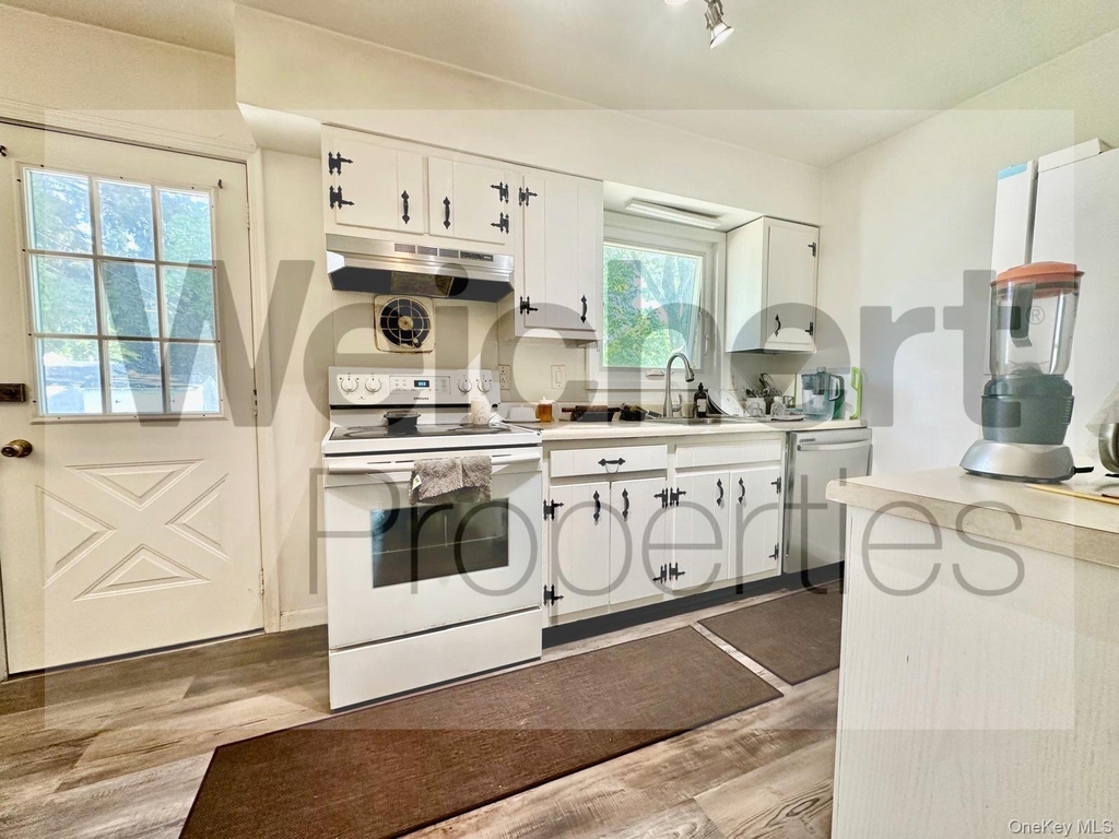 211 W 22nd - Photo 2