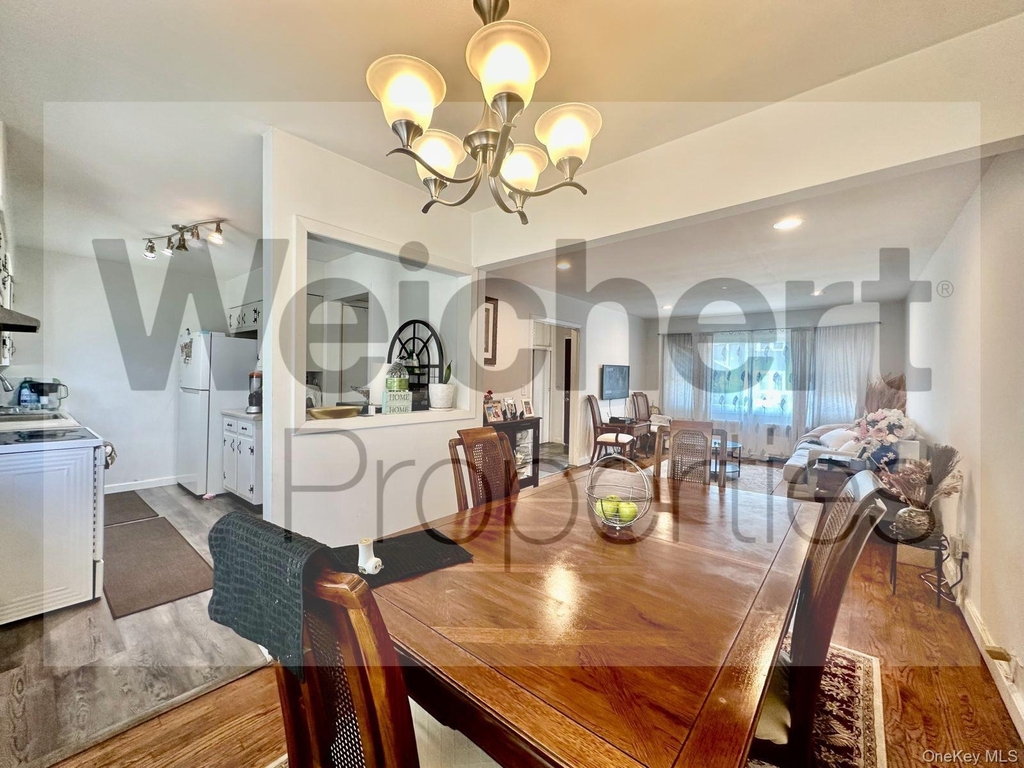 211 W 22nd - Photo 1