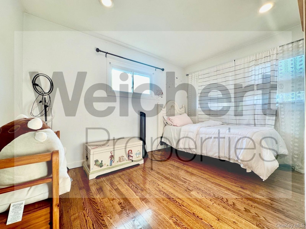 211 W 22nd - Photo 8