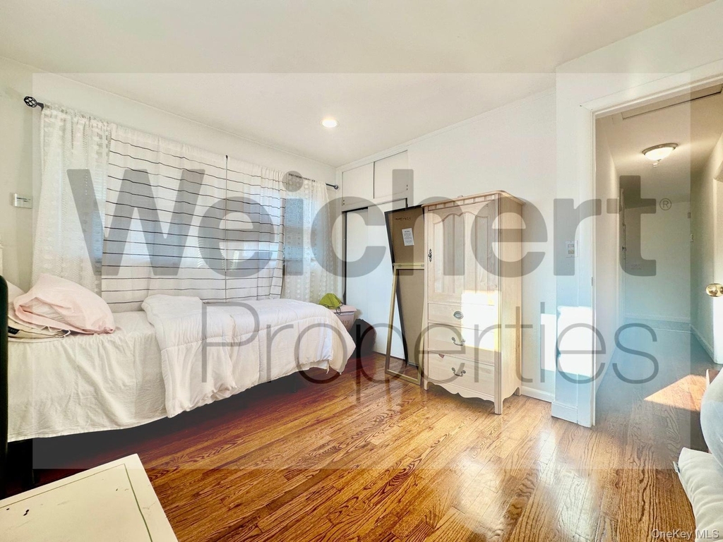 211 W 22nd - Photo 7