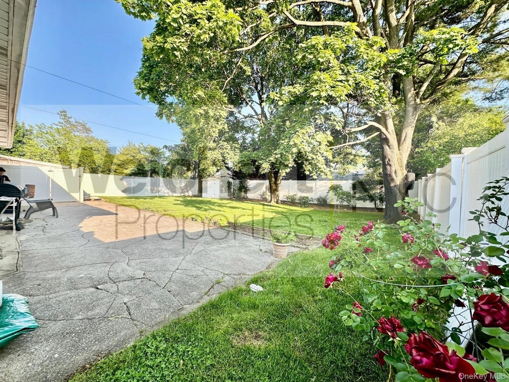 211 W 22nd - Photo 14