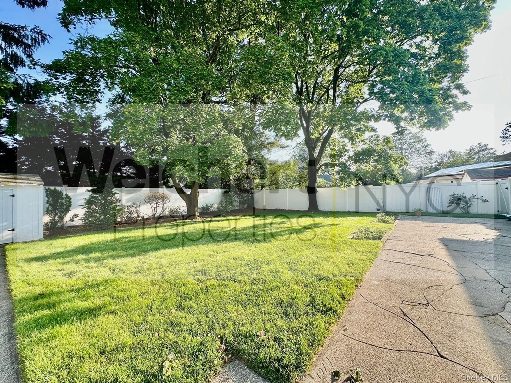 211 W 22nd - Photo 13