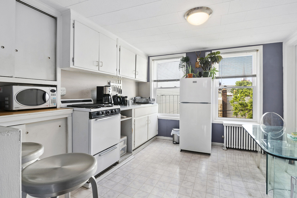 10-16 47th Avenue - Photo 2