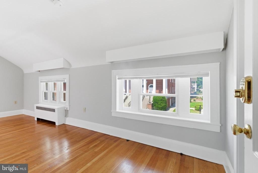 142 N Washington Street - Photo 2