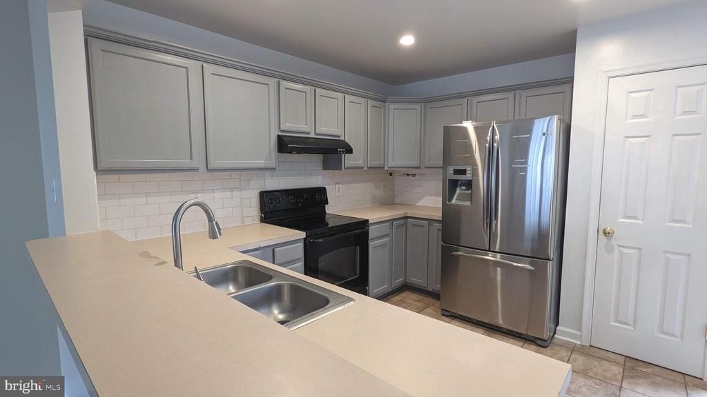 829 Gallows Court - Photo 2