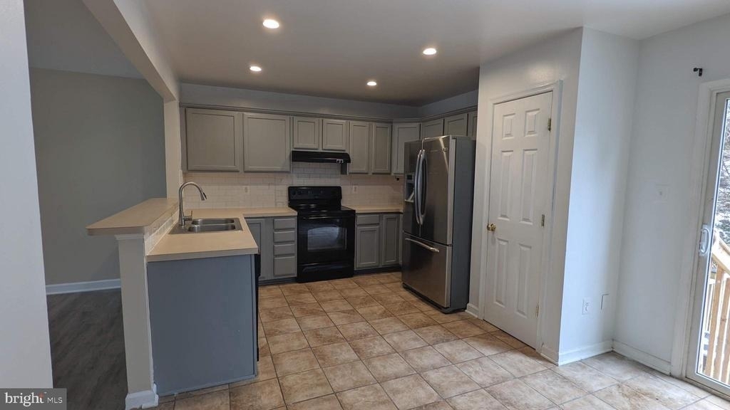 829 Gallows Court - Photo 5