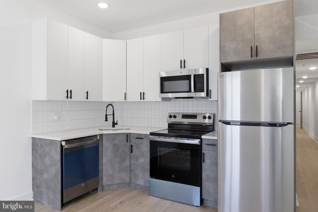 630 W Cumberland Street - Photo 2