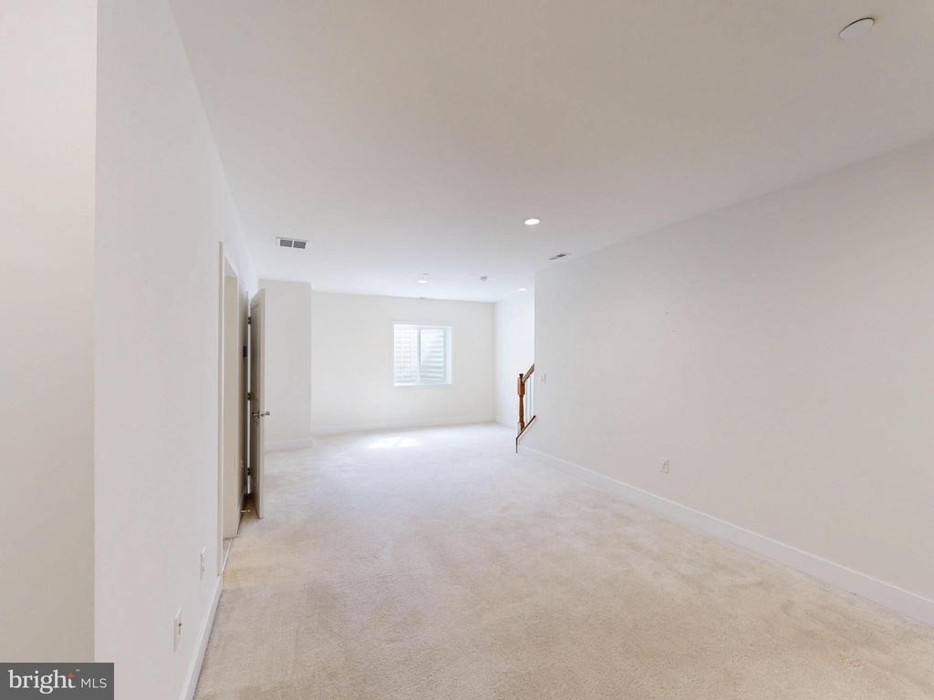 909 Lakeview Court - Photo 16