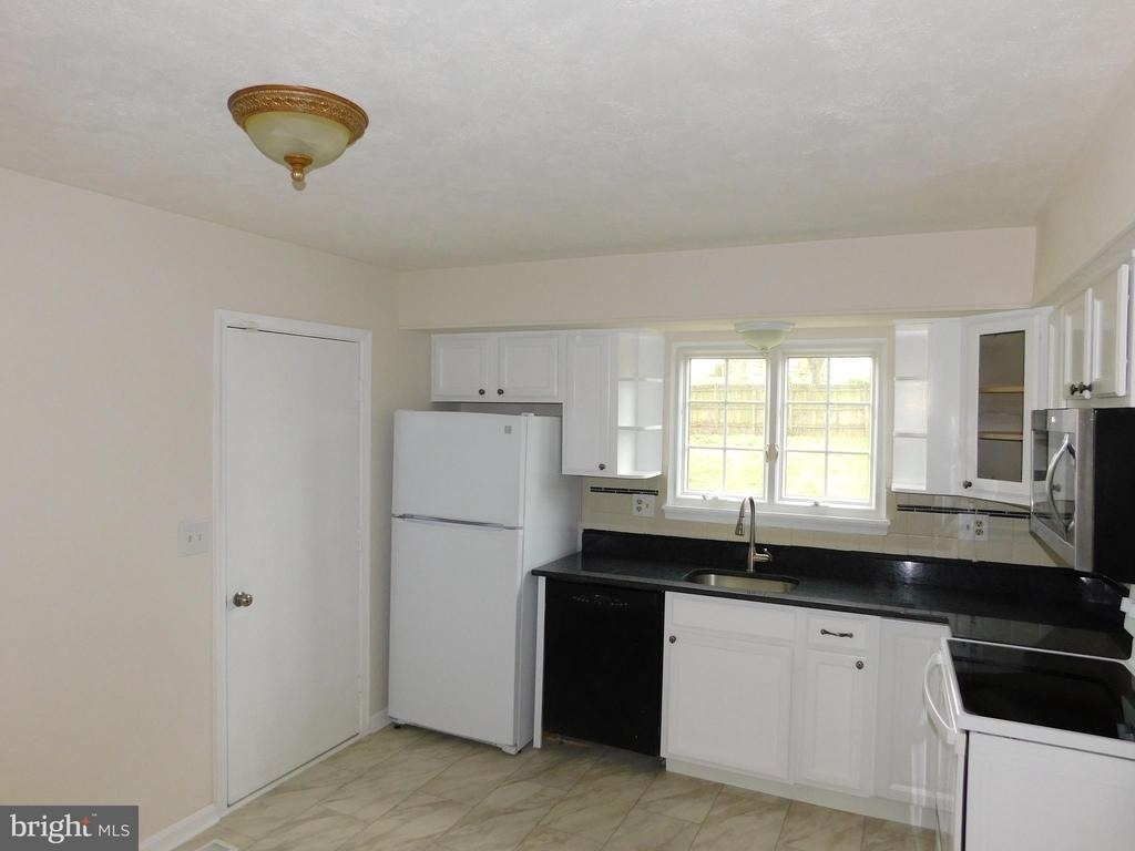 916 Pointer Ridge Drive - Photo 4
