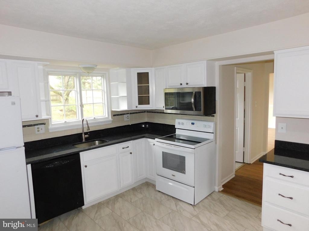 916 Pointer Ridge Drive - Photo 3