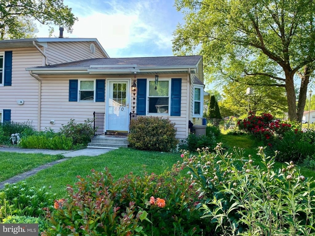 870 Broadfield Dr - Photo 0