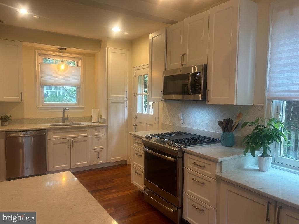 4825 Butterworth Place Nw - Photo 3