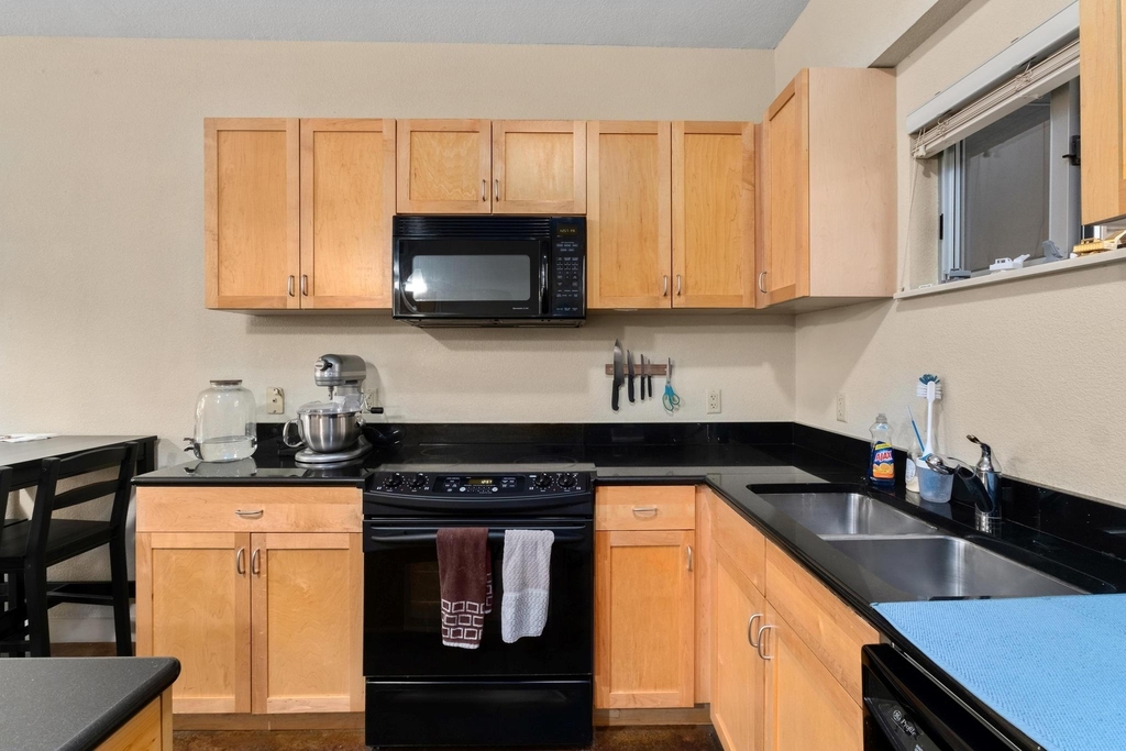 711 W 26th St - Photo 18