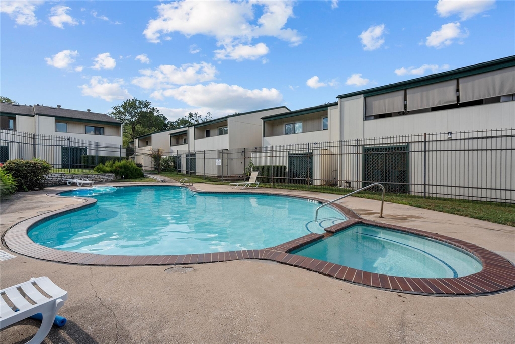 6718 Silvermine Dr - Photo 4