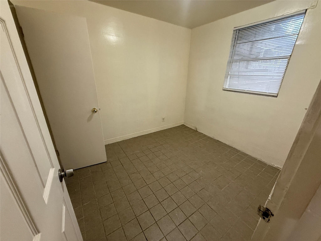 2921 E 12th St - Photo 3