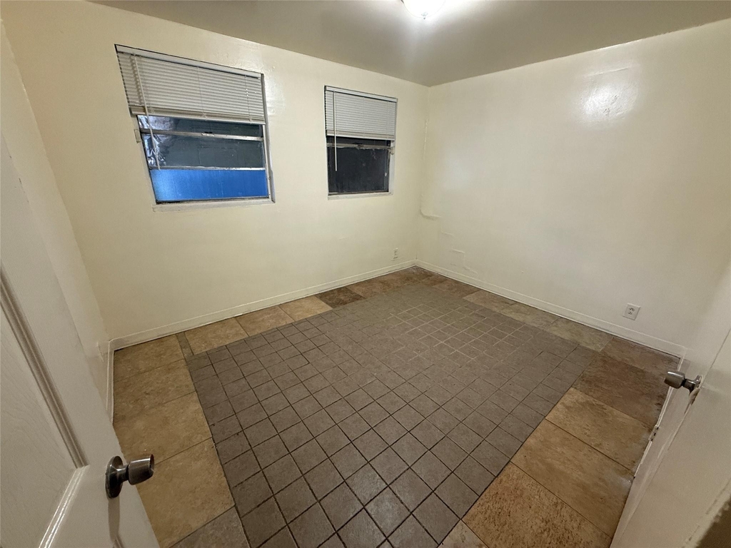 2921 E 12th St - Photo 2