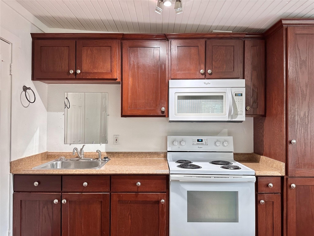 2103 E 16th St - Photo 11