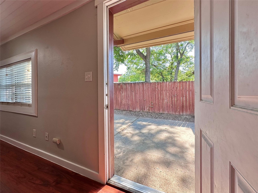 2103 E 16th St - Photo 2