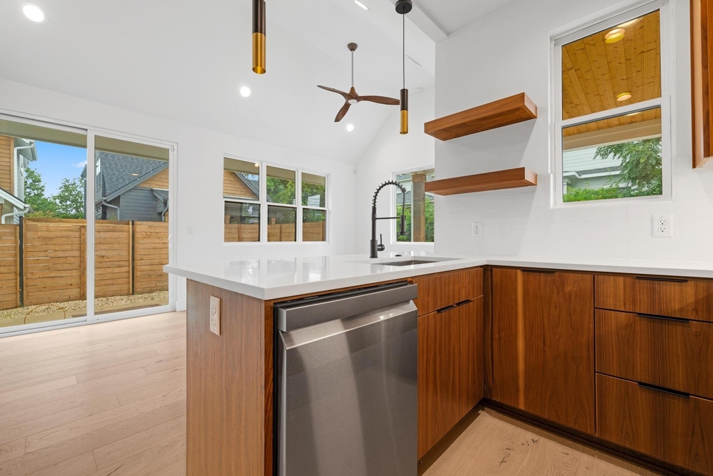 7706 Watson St - Photo 10