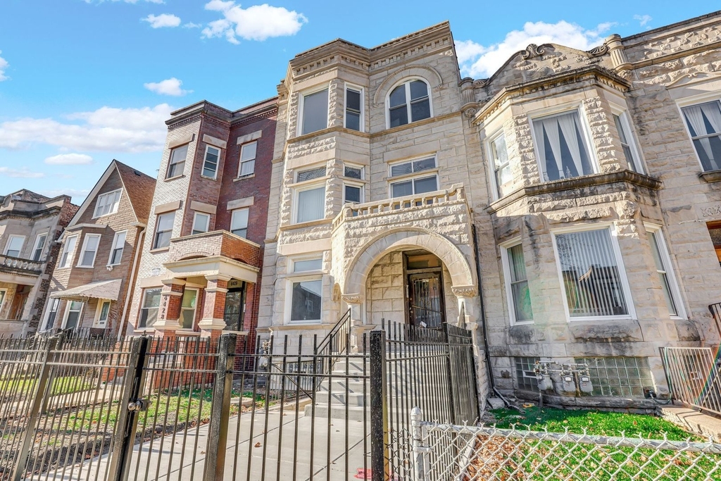 6426 S Ingleside Avenue - Photo 2