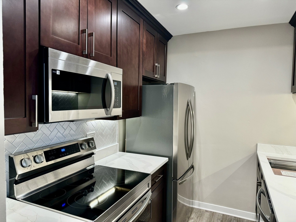 938 North Boulevard - Photo 2
