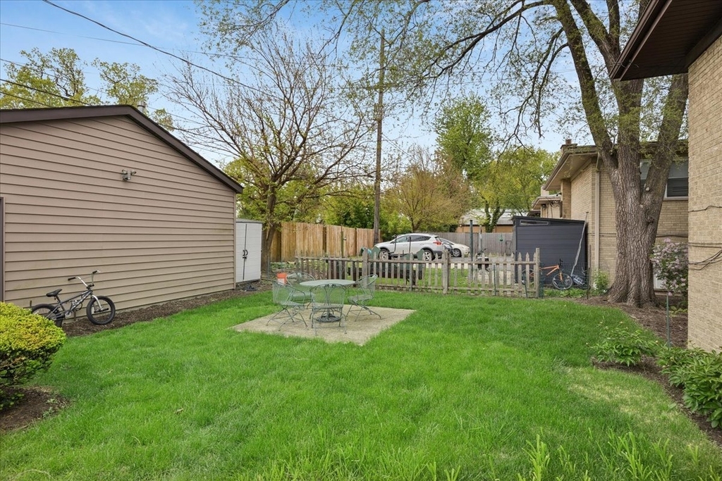 255 E Burlington Street - Photo 2
