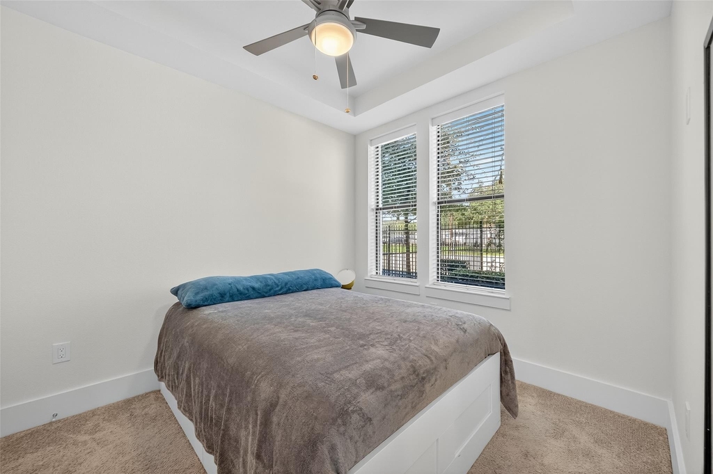 2401 Crawford Street - Photo 5