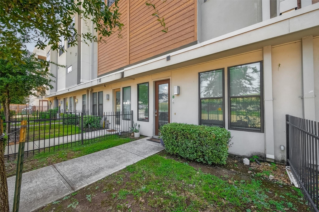 2401 Crawford Street - Photo 2