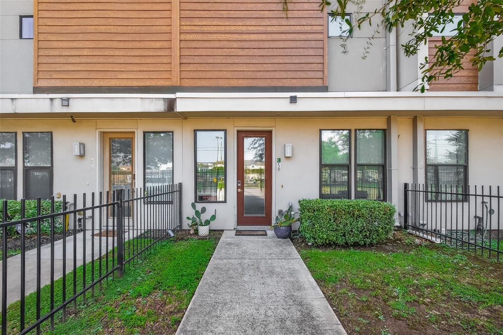 2401 Crawford Street - Photo 1