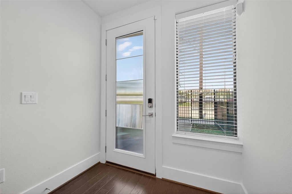 2401 Crawford Street - Photo 3