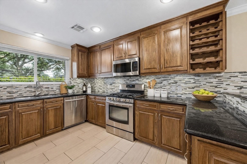 1607 Willowby Drive - Photo 2