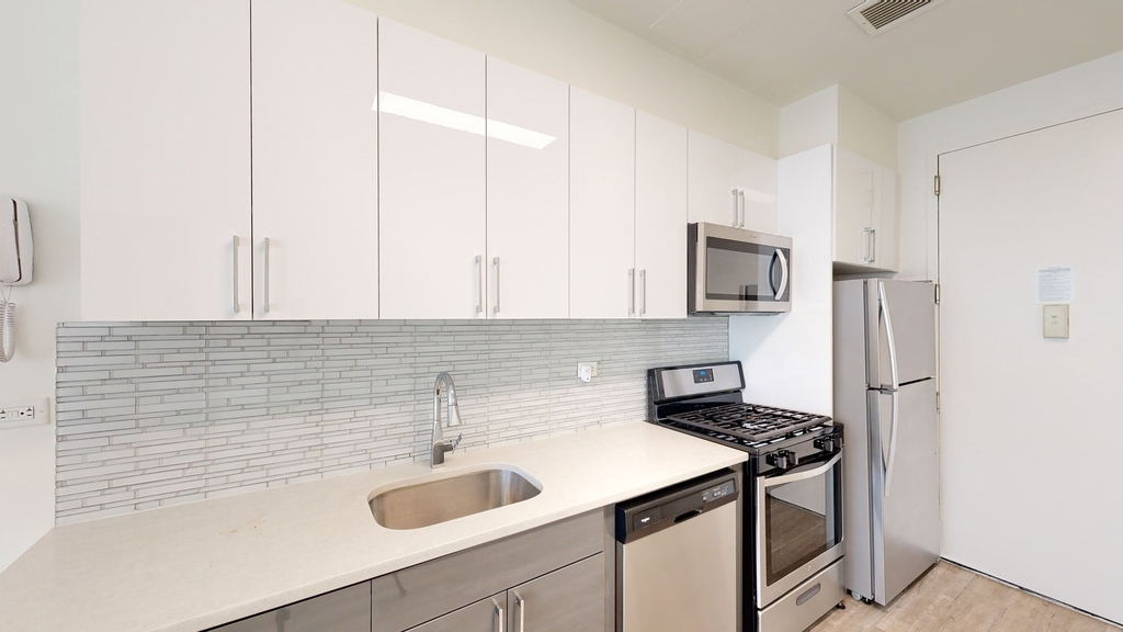 10 Hanover Square - Photo 1