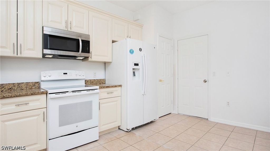 880 Hampton Circle - Photo 5