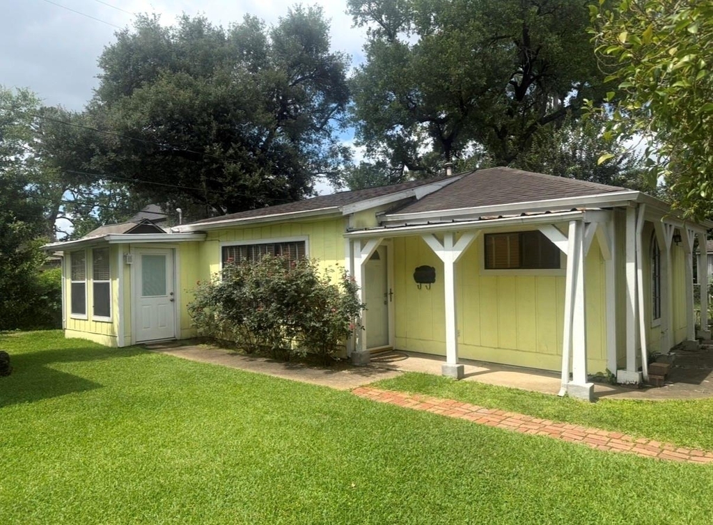 709  1/2 W 34th Street - Photo 0
