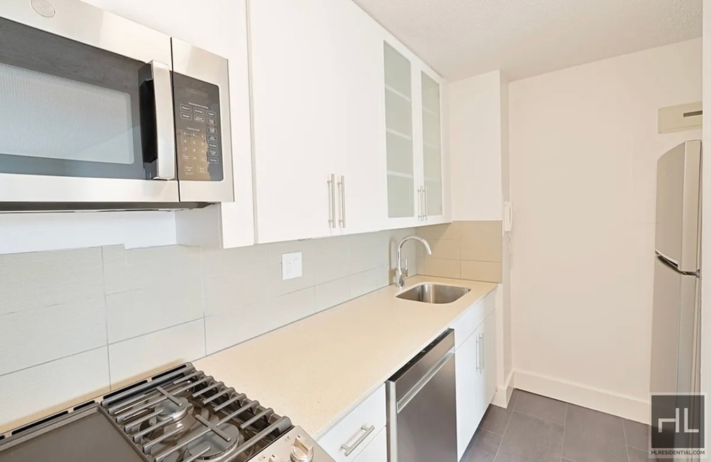 2nd Avenue - Photo 3