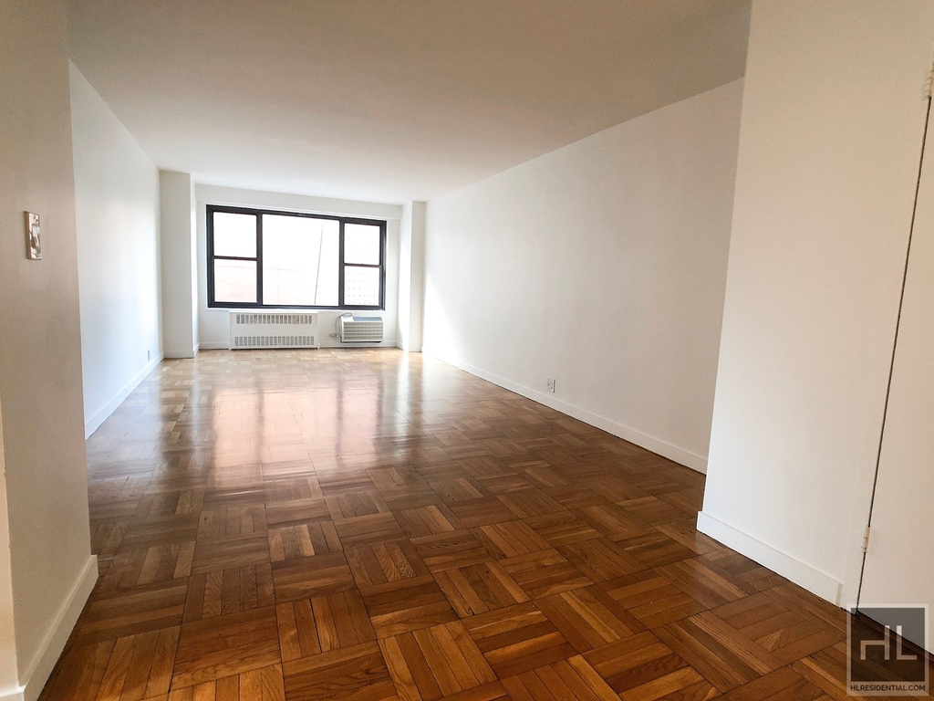 Fourth Avenue - Photo 0